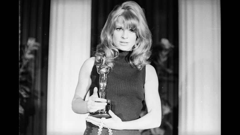 <strong>Julie Christie (1966):</strong> Julie Christie is seen with her Academy Award, which she won for her role in "Darling."