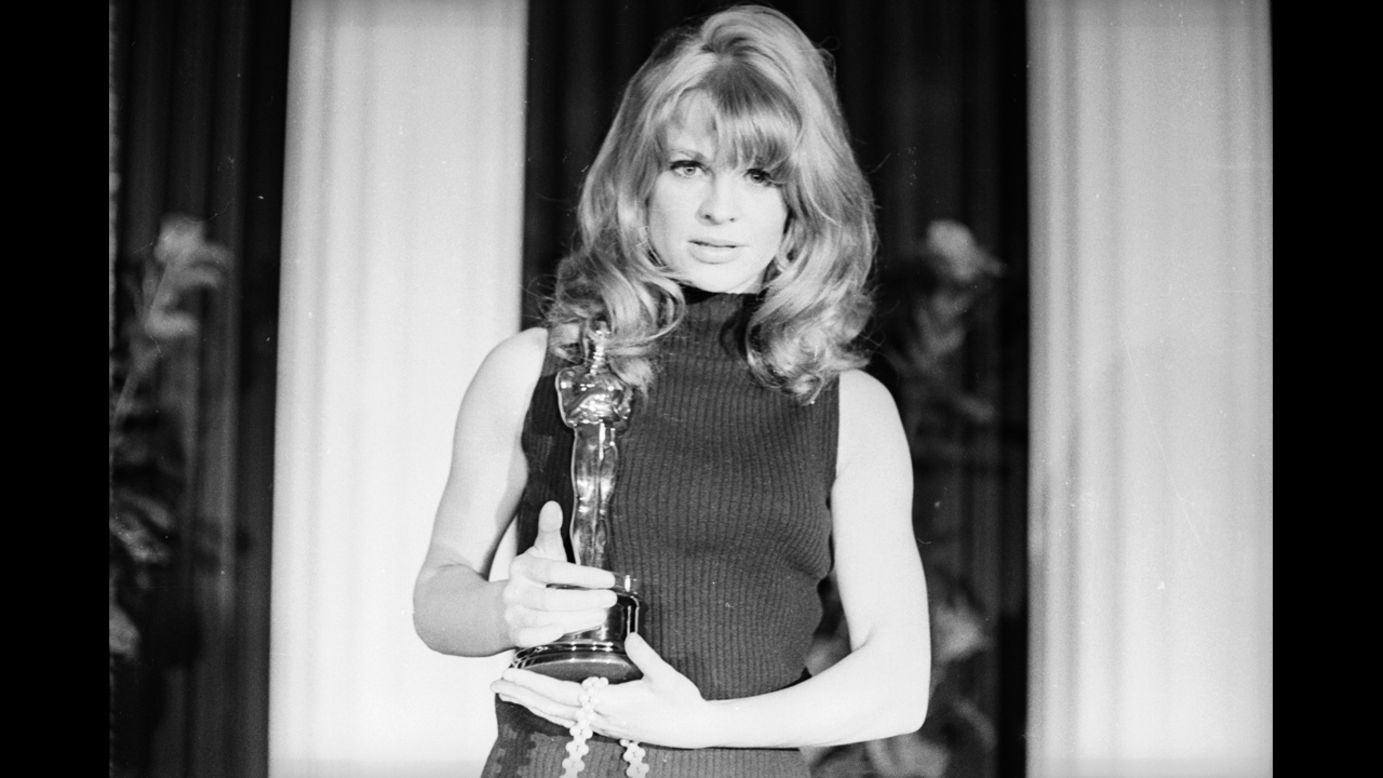 <strong>Julie Christie (1966):</strong> Julie Christie is seen with her Academy Award, which she won for her role in "Darling."