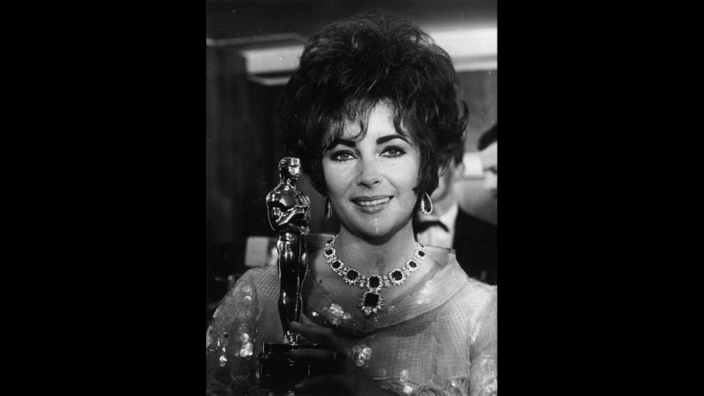 <strong>Elizabeth Taylor (1967):</strong> Elizabeth Taylor holds up her second Oscar, this one for the film "Who's Afraid of Virginia Woolf."