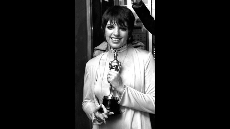 <strong>Liza Minnelli (1973):</strong> Liza Minnelli holds the Oscar she won for "Cabaret."