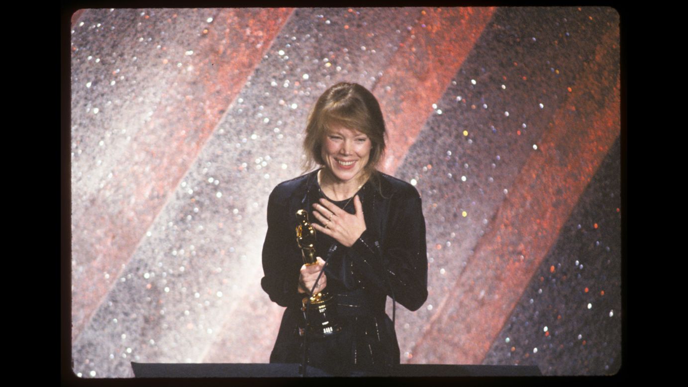 <strong>Sissy Spacek (1981):</strong> Sissy Spacek accepts the best actress Oscar for her role in the film "Coal Miner's Daughter."