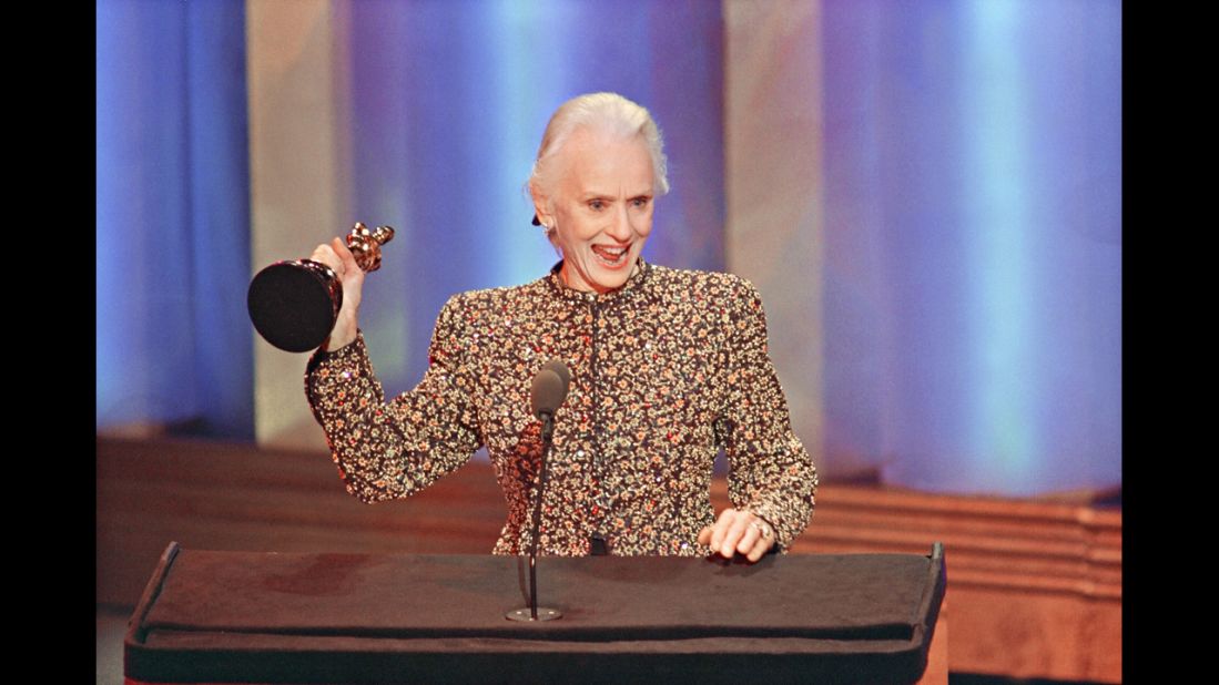 <strong>Jessica Tandy (1990): </strong>Jessica Tandy acknowledges applause after receiving the Oscar for her role in "Driving Miss Daisy."
