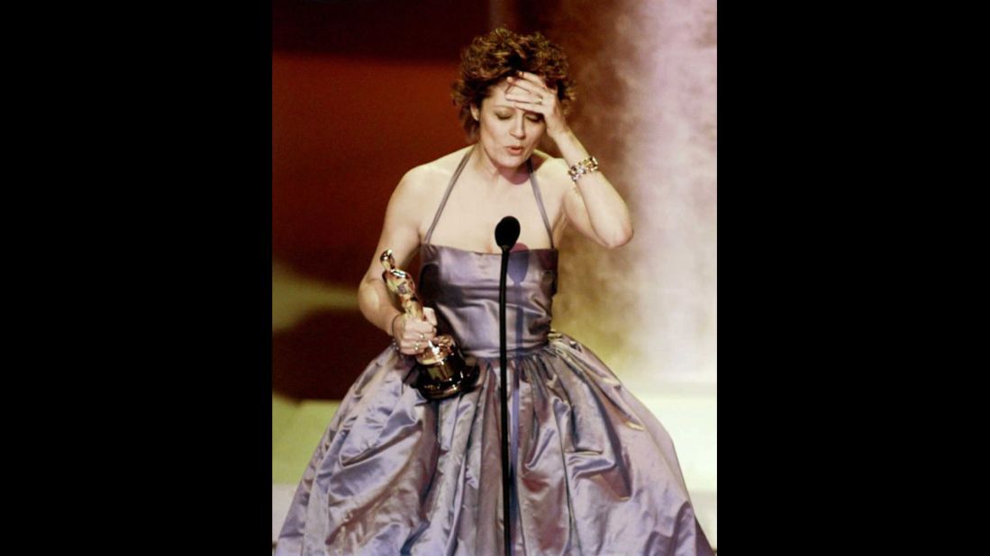 <strong>Susan Sarandon (1996):</strong> Susan Sarandon accepts the Oscar for her role in "Dead Man Walking." 
