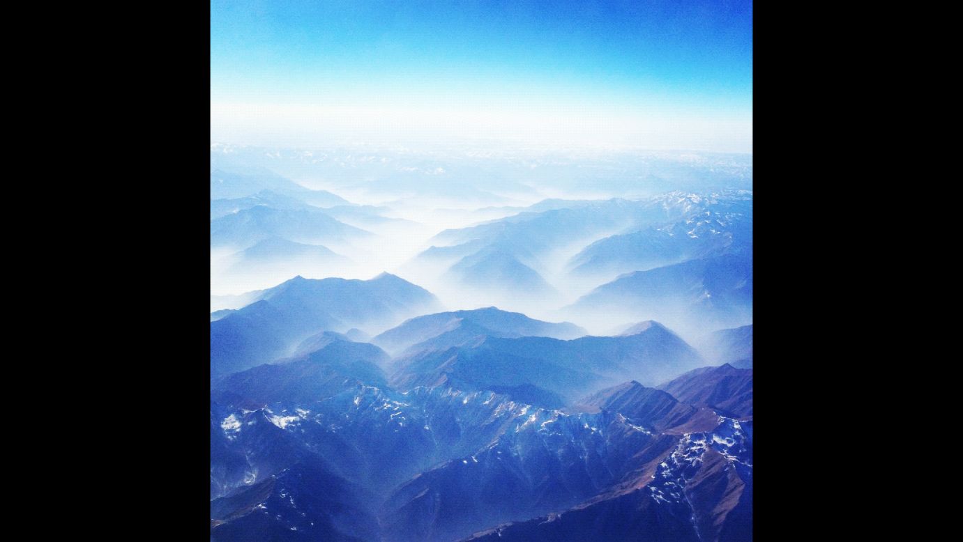 La arquitectura y la actividad en los aeropuertos y estaciones de tren ofrecen muchas oportunidades para fotos. Los vuelos del sur de China a Europa pueden proporcionar vistas majestuosas de montañas a orillas de la meseta tibetana, por ejemplo. 