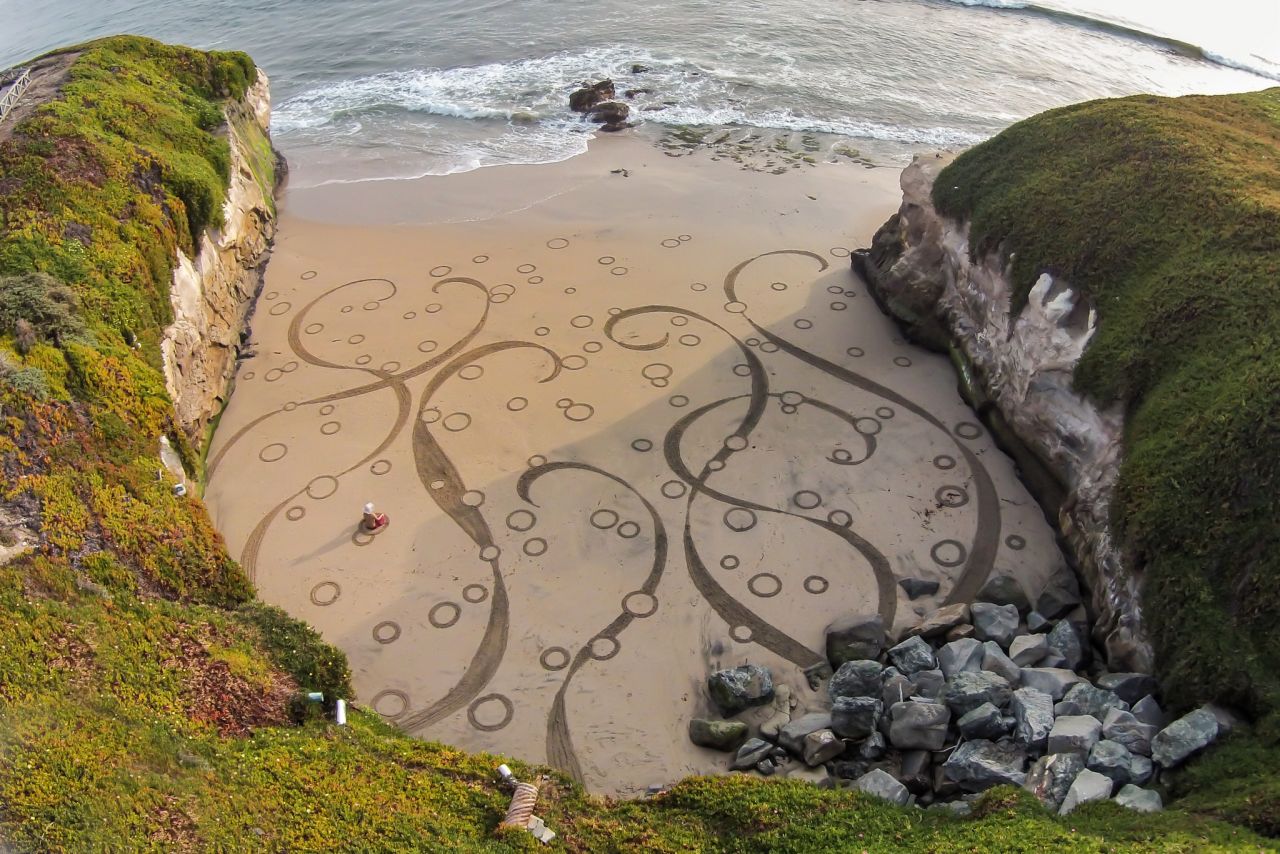 Una buena playa para el arte Earthscape tiene que ser ancha y plana, con una marea alta seguida por una marea muy baja, para proporcionar suficiente espacio y tiempo para trabajar, dice Amador.