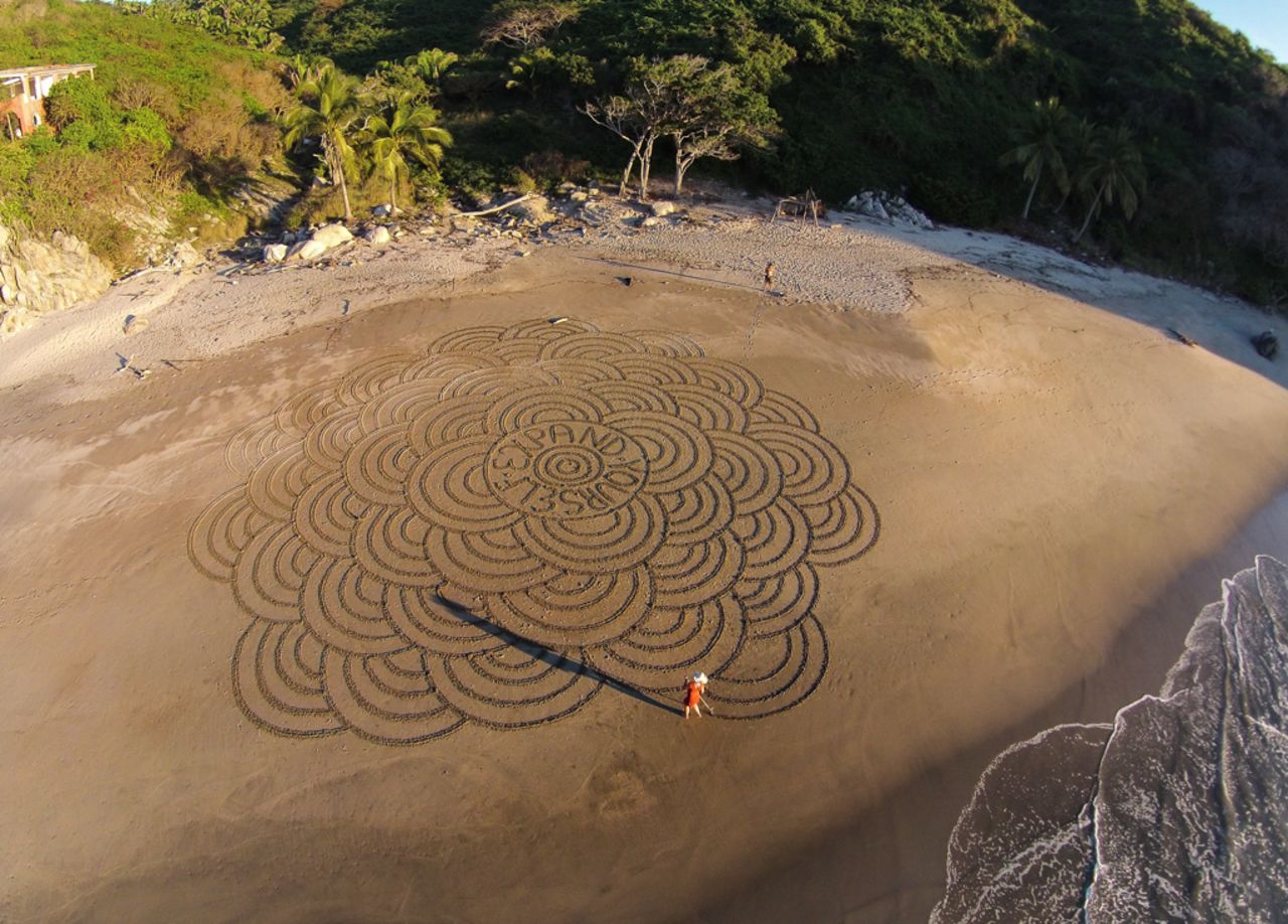 Toda su obra finalmente es arrastrada por el mar, o estropeada por perros u otros visitantes de la playa. "Si el viaje es lo que enriquece el ser interior, entonces, no importando hacia dónde se dirige uno se siente realizado", dice.