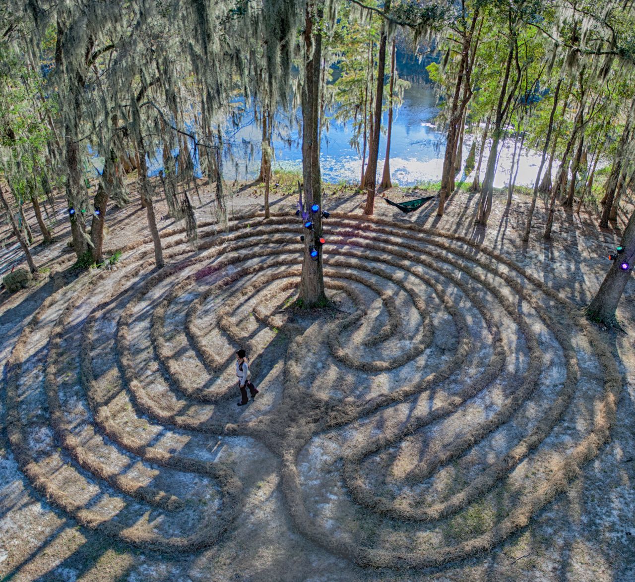 Cuando no está dibujando en la playa, Amador crea otras instalaciones escultóricas.