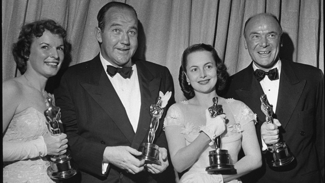 <strong>Broderick Crawford (1950):</strong> Broderick Crawford, second from left, pushed past Kirk Douglas, Gregory Peck, Richard Todd and John Wayne to win the best actor Oscar with "All the King's Men." Crawford appears with best supporting actress winner Mercedes McCambridge, far left, best actress winner Olivia de Havilland and best supporting actor winner Dean Jagger at the 1950 ceremony.