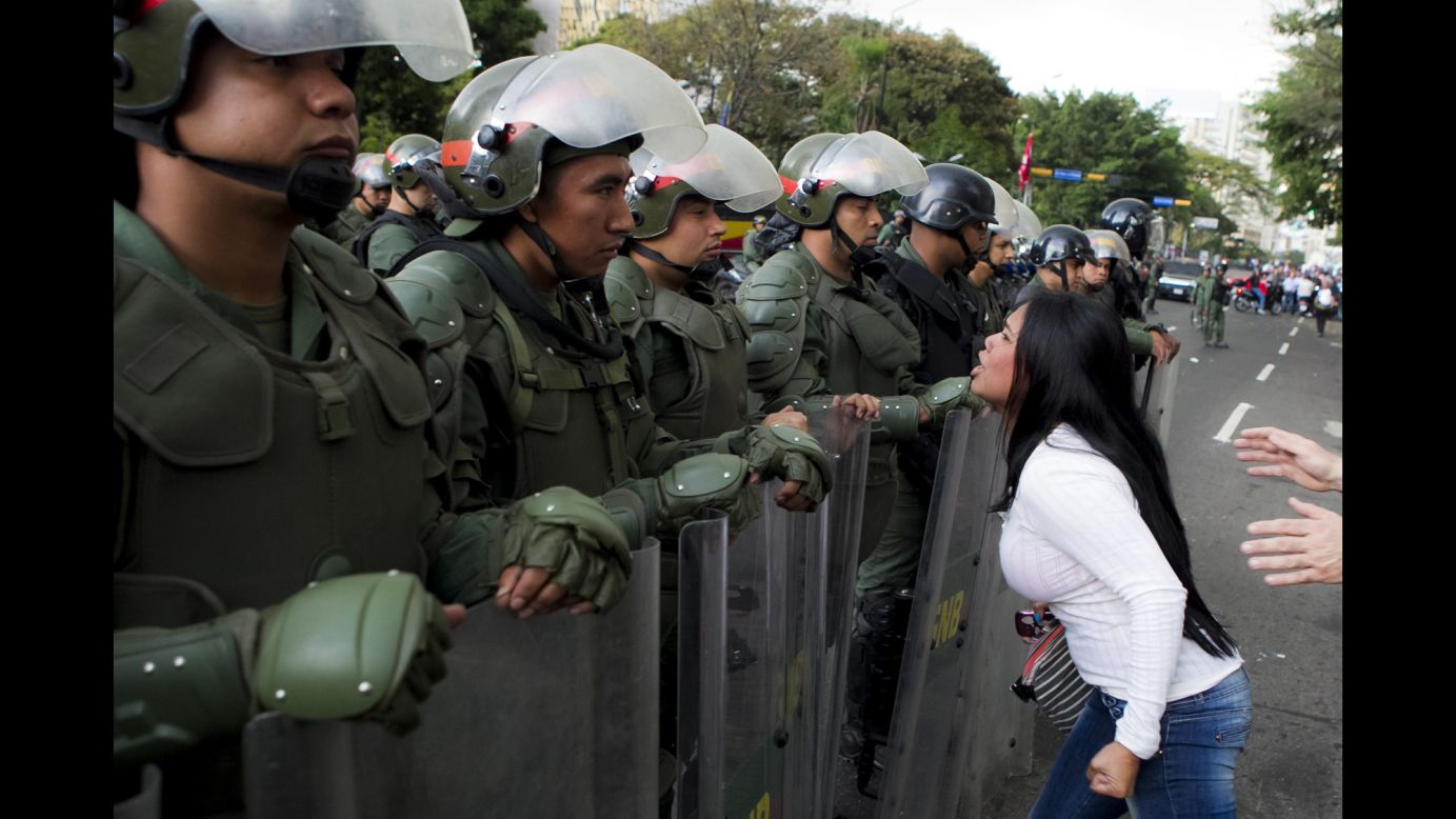 Una joven alega con miembros de la Guardia Nacional de Venezuela durante una propuesta antigubernamental en Caracas el pasado 17 de febrero.