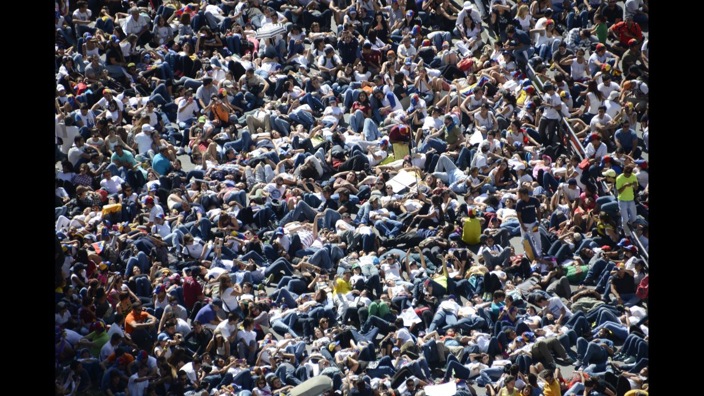 Miles de estudiantes yacen en el suelo durante una protesta en Caracas el 15 de febrero.
