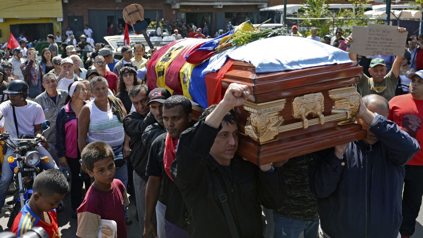 El 13 de febrero, familiares, amigos y simpatizantes del gobierno cargan el ataúd de Juan Montoya, conocido como "Juancho", muerto durante una protesta en Caracas. <br />(Corrección: Inicialmente este pie de foto describía erróneamente el funeral como el de un opositor).