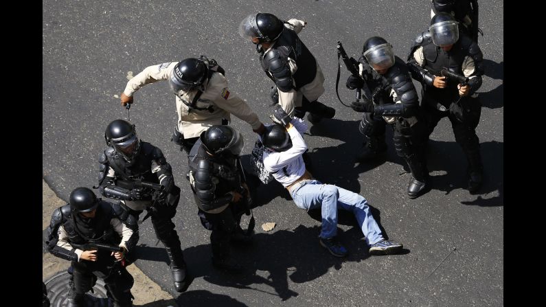 Un manifestante es detenido por la policía en Caracas el 12 de febrero.