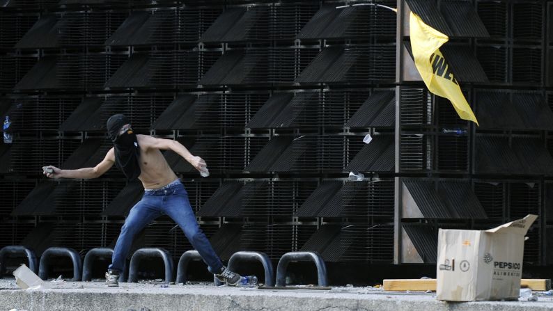 Un manifestante arroja rocas el 12 de febrero.