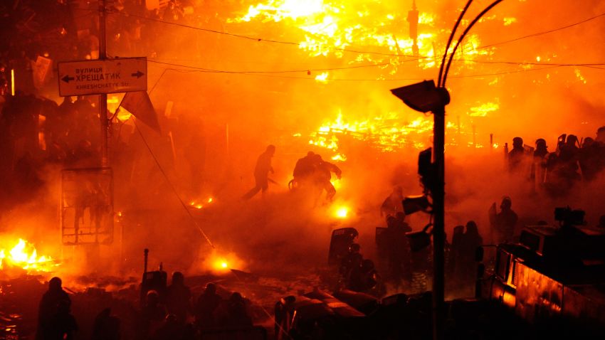KIEV, UKRAINE - FEBRUARY 18: Fires burn as anti-government protesters clash with police on February 18, 2014 in Kiev, Ukraine. Violent clashes have once again erupted in the city of Kiev during anti-government protests with the latest reports claiming 18 deaths, including two policemen. (Photo by Alexander Koerner/Getty Images)