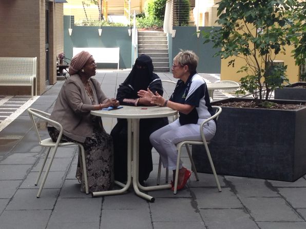 Ayan está sentada con Edna Adan Ismail a su izquierda y Noela Phillips, presidenta del comité de organización del Proyecto Rotario Ayan, a su derecha, mientras hablan de su cirugía fijada para el 22 de febrero del 2014.