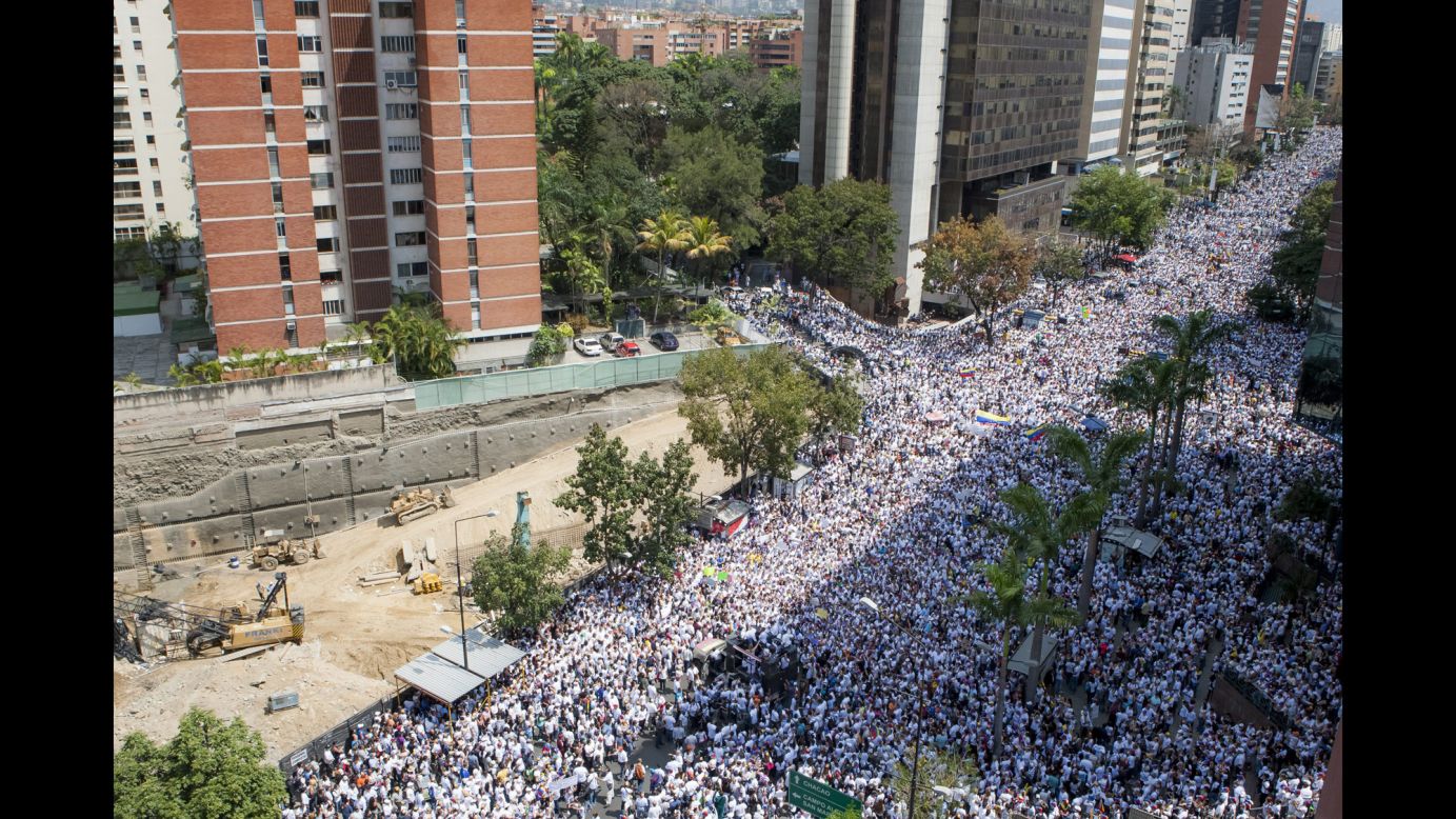 Miles de seguidores reunidos en apoyo a López, el 19 de febrero.