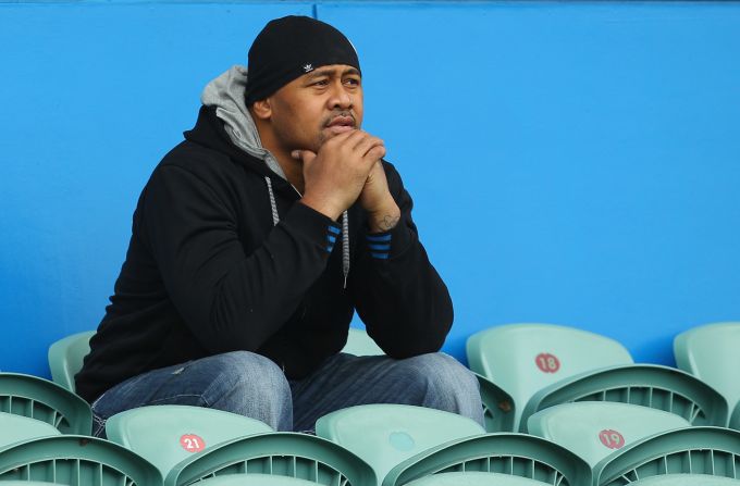 In an updated version of his <a href="index.php?page=&url=http%3A%2F%2Fwww.amazon.co.uk%2FJonah-My-Story-Revised-Lomu-ebook%2Fdp%2FB00E4Y7Y20%2Fref%3Dsr_1_1%3Fs%3Dbooks%26ie%3DUTF8%26qid%3D1393355374%26sr%3D1-1%26keywords%3Djonah%2Blomu" target="_blank" target="_blank">autobiography published in 2013</a>, Lomu revealed he was close to death after his kidney began to fail in 2011.