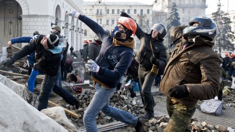 Los manifestantes en Kiev arrojan piedras a la policía antidisturbios en la Plaza de la Independencia el 19 de febrero.