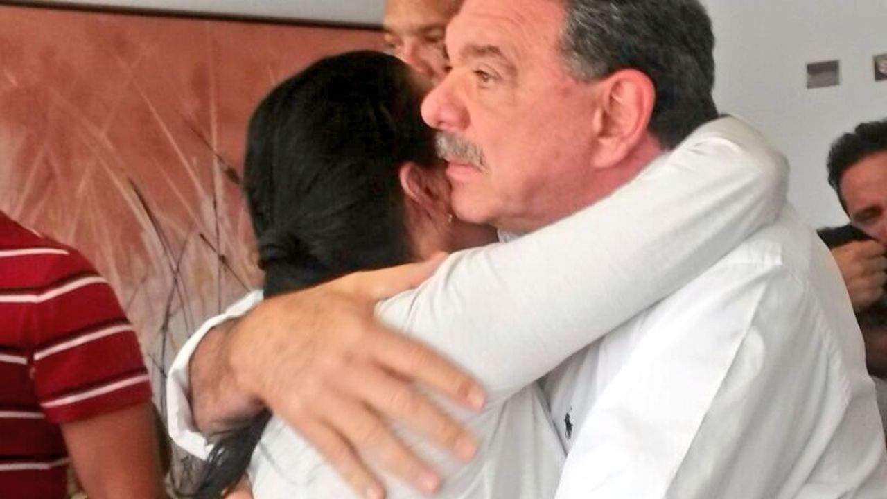 El alcalde de Valencia, Miguel Cocchiola, abraza a un familiar de la Miss Turismo Carabobo, Génesis Carmona, que murió este miércoles tras resultar herida de bala durante una marcha opositora en las calles de la ciudad, según familiares de la joven.