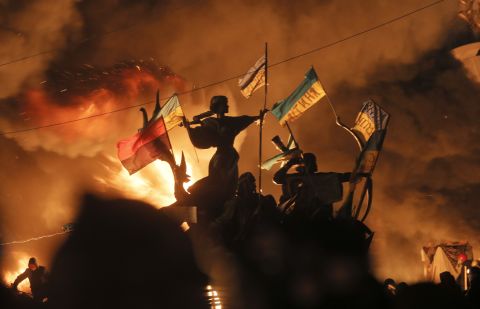 El presidente de Ucrania anunció que aceptaría un préstamo de 15.000 millones de dólares de Rusia el año pasado, lo que provocó protestas mortales en el país que han dejado docenas de muertos y su capital en llamas.