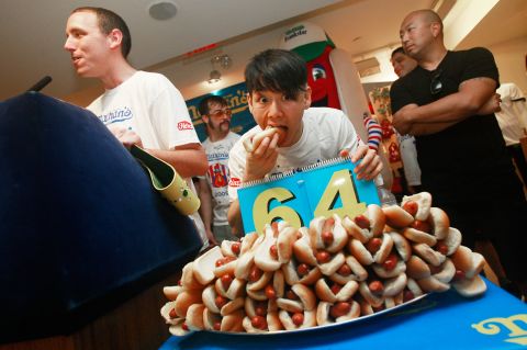 La comida favorita de Mark Zuckerberg es el perro caliente envuelto en tocino. Algunos vendedores de California los venden por 1,50 dólares cada uno, lo que quiere decir que Facebook podría comprar suficientes como para que Mark Zuckerberg comiera un perro caliente cada segundo durante los próximos 400 años.