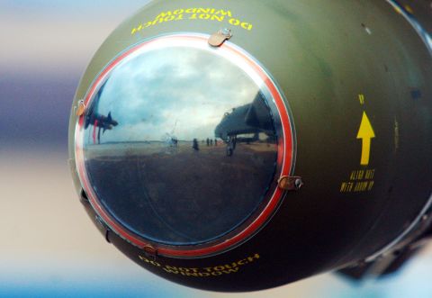 Una bomba nuclear B61-12 (no aparece en la imagen) se calcula que cuesta 28 millones de dólares, así que Facebook podría acumular una reserva de 678 de ellas en lugar de comprar la aplicación de mensajería.