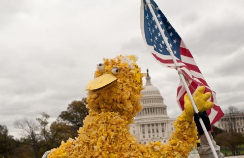 ¿Amas a Big Bird? La estación estadounidense PBS recibe 450 millones de dólares de financiación federal anual, algo que Facebook podría haber pagado durante las próximas 4 décadas.