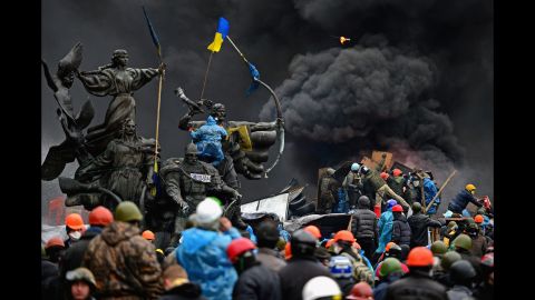 Manifestantes ucranianos sostuvieron enfrentamientos con la policía en la Plaza de la Independencia en la capital Kiev. Miles de manifestantes antigubernamentales han atestado la plaza desde noviembre, cuando el presidente Viktor Yanukovich revirtió una decisión sobre un acuerdo comercial con la Unión Europea y en su lugar giró hacia Rusia.