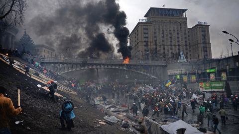 Manifestantes suben un terraplén en Kiev el 20 de febrero.