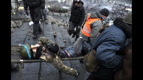 Un manifestante herido es llevado de la Plaza de la Independencia en Kiev el 20 de febrero.