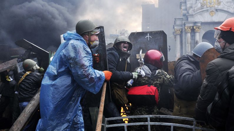Los manifestantes avanzan a nuevas posiciones en Kiev el 20 de febrero.