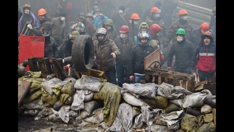Manifestantes detrás de una barricada en Kiev el 20 de febrero.