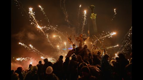 Fuegos artificiales explotan sobre los manifestantes en la Plaza de la Independencia el 19 de febrero.
