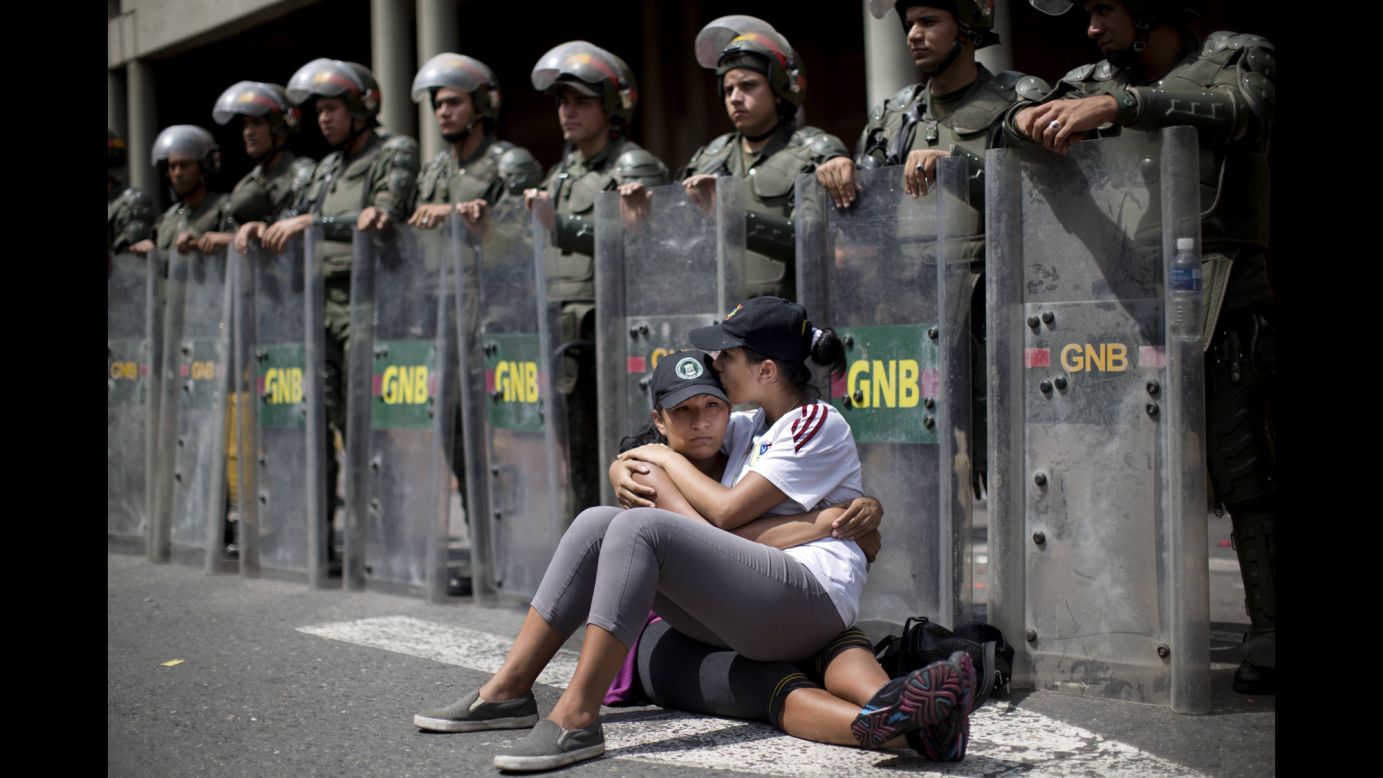 Dos mujeres frente a la Guardia Nacional en el Palacio de Justicia el 19 de febrero en Caracas.
