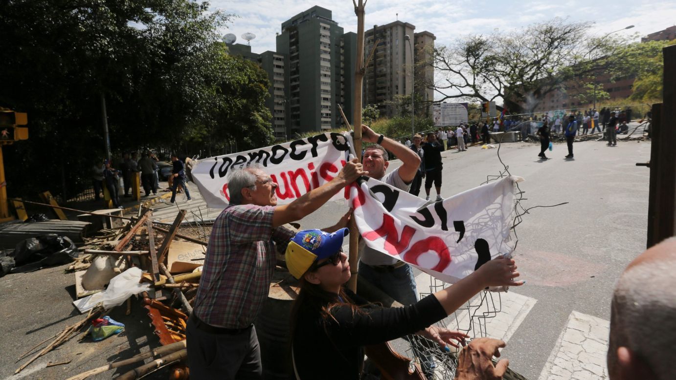Manifestantes construyen una barricada en La Boyera, Caracas, Venezuela, el 20 de febrero. Los venezolanos reclaman por la inseguridad, la escasez y la inflación.