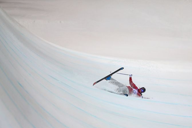 Rosalind Groenewoud of Canada crashes in the women's halfpipe.