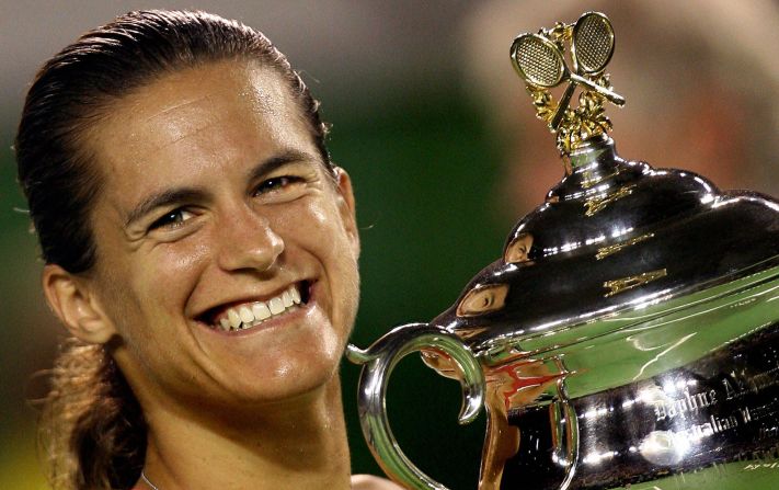 After first topping the world rankings in 2004, the first of Mauresmo's two grand slam titles came at the Australian Open in 2006, as she beat Justine Henin following the Belgian's retirement in the Melbourne final.