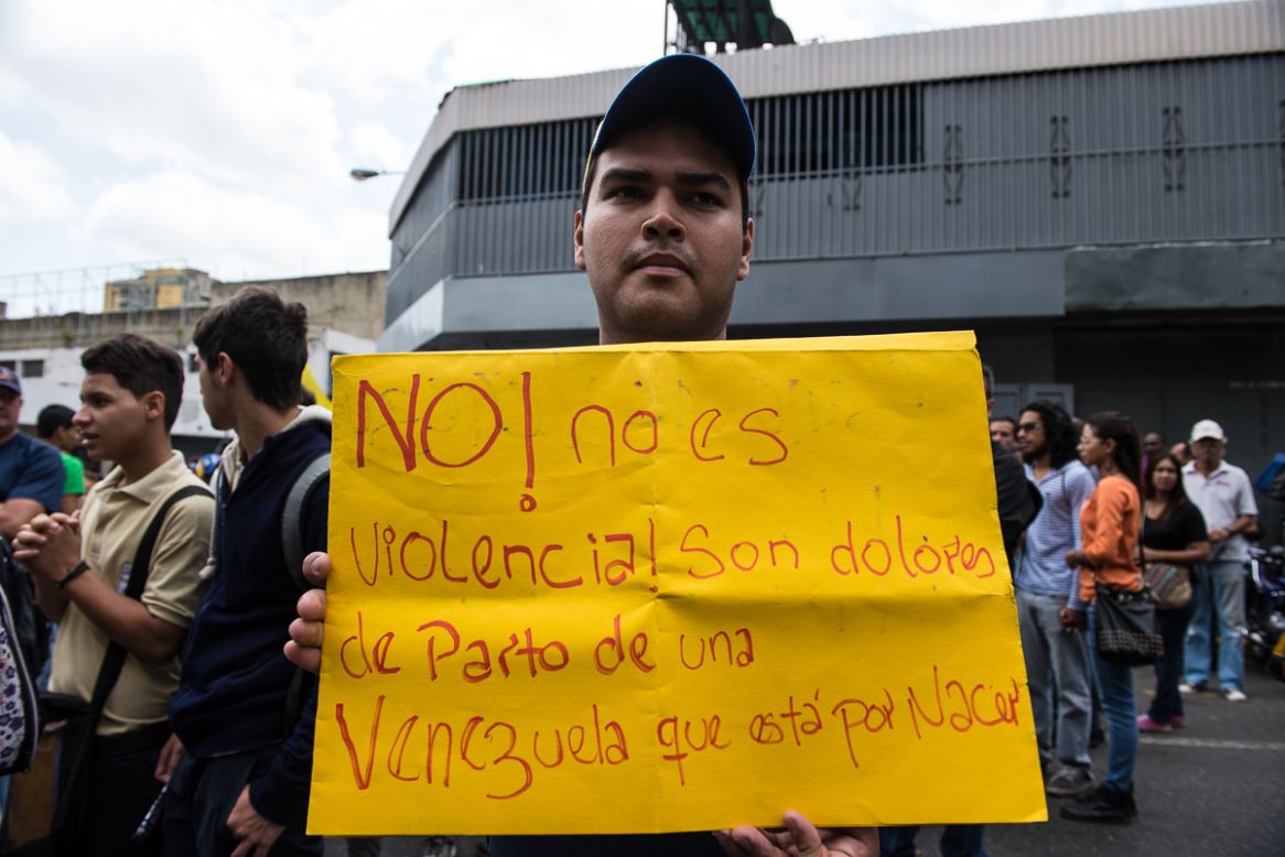 20 de febrero: Residentes de Caracas se concentraron en la zona del Palacio de Justicia en señal de apoyo al líder opositor Leopoldo López, detenido por las autoridades venezolanas.
