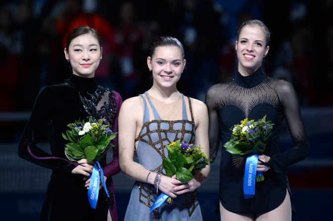 Kim y Sotnikova fueron acompañadas por la medallista de bronce Carolina Kostner de Italia, durante la ceremonia de premiación.