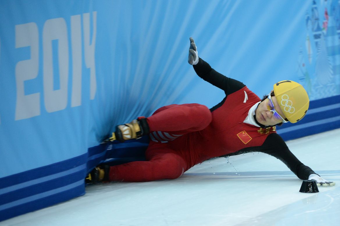 China's Li Jianrou falls in the semifinals of the women's 1,000-meter short track competition on February 21.