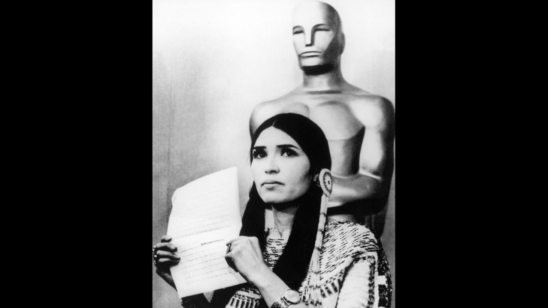 In 1973 Marlon Brandon refuses the best actor Oscar for his role in "The Godfather" by sending Sacheen Littlefeather (Native American actress Maria Cruz) to read his written statement.