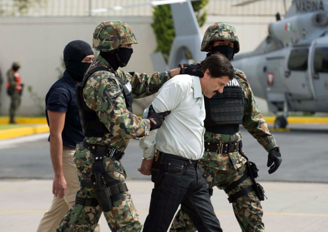 Momentos en que el "señor de las drogas" es conducido por integrantes de la marina mexicana a un helicóptero que lo llevó a una prisión federal.