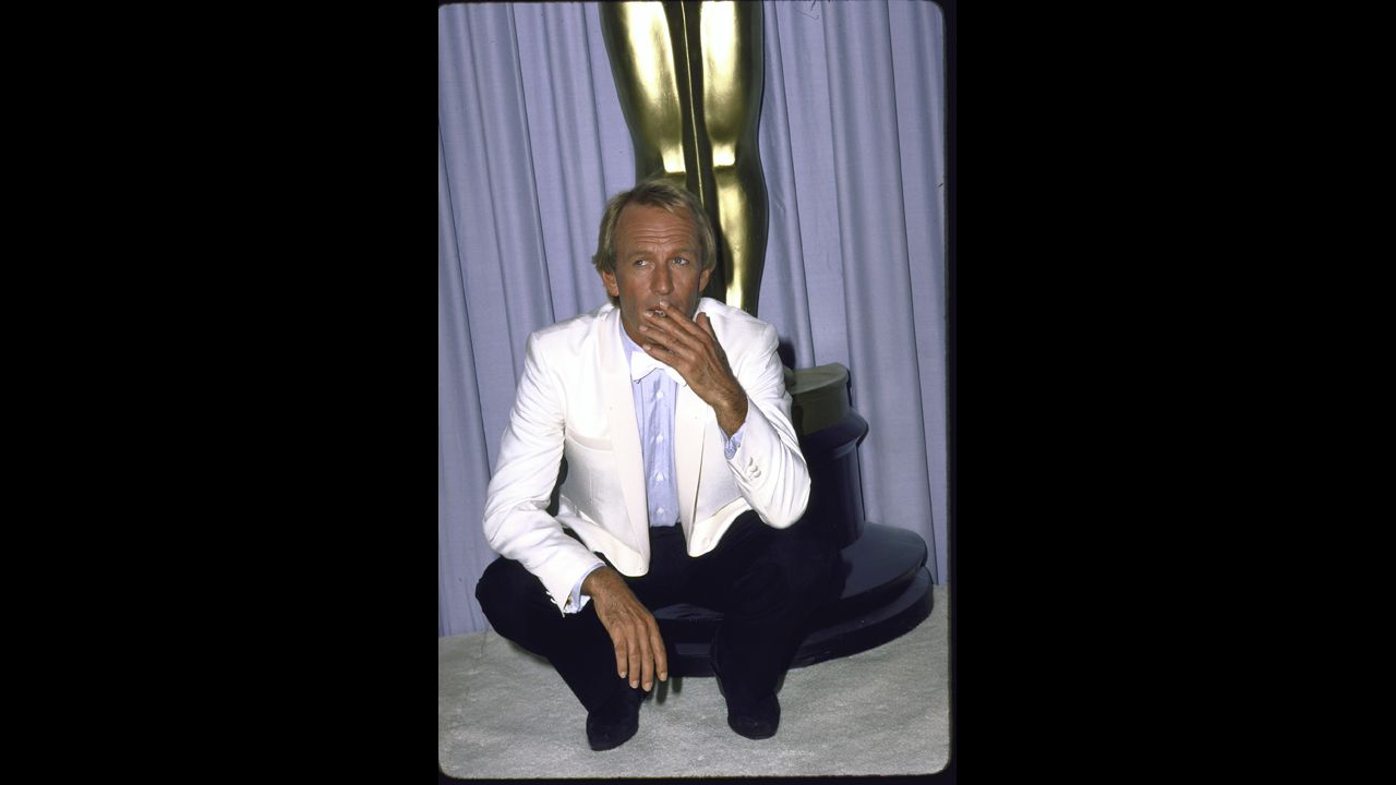 In 1987, "Crocodile Dundee" star Paul Hogan co-hosted the show along with Chevy Chase and Goldie Hawn. Even Hogan <a href="http://blogs.abc.net.au/wa/2013/11/im-the-only-person-to-open-the-oscars-without-a-script-paul-hogans-recalls-his-big-buzz.html?site=perth&program=720_afternoons" target="_blank" target="_blank">has said the experience felt like "a surreal moment."</a>