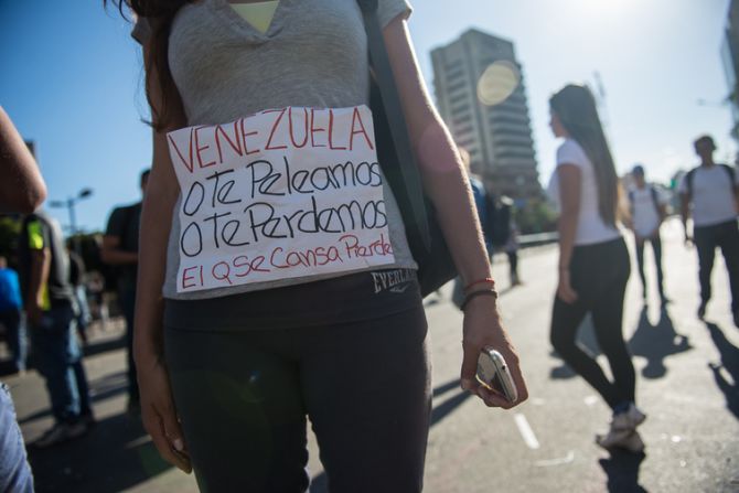Los manifestantes opositores reiteran la consigna de Leopoldo López: "El que se cansa, pierde".