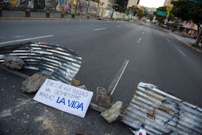 Los manifestantes condenan la muerte del joven Bassil da Costa, asesinado el 12 de febrero. 