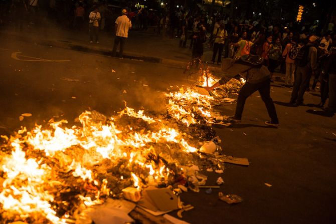 En las noches, las protestas opositoras bloquean las calles y avenidas.