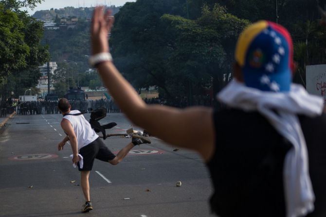 Aunque las marchas se desarrollaron en relativa calma, después hubo enfrentamientos entre los manifestantes y las autoridades policiales en Altamira, en Chacao.