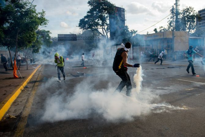 La policía arrojó gases lacrimógenops para dispersar a los manifestantes.