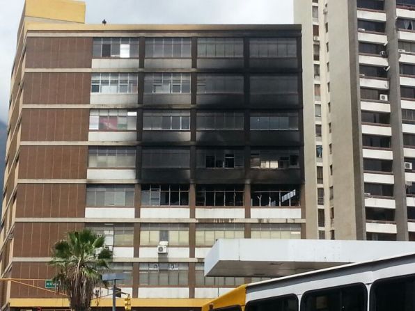 El edificio quemado es el mismo al que le entró la bomba lacrimógena en Los Cortijos el 20 de febrero.