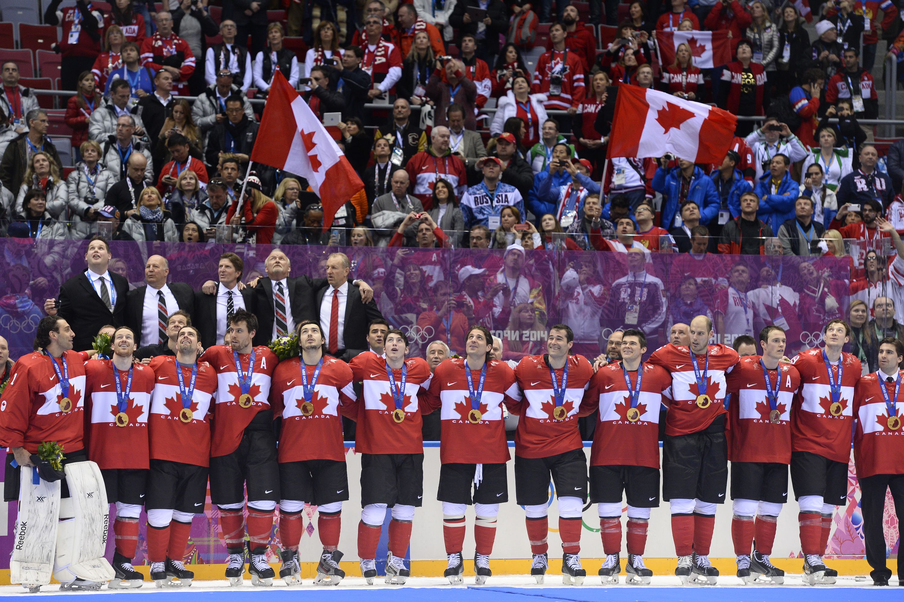 Сколько раз становилась чемпионом сборная команда канады. Канадская сборная по хоккею 2014 Олимпийский чемпион. Форма сборной Канады по хоккею 2008. Сборная Канады на Олимпиаде в Сочи. Сборная Канады по хоккею на Олимпиаде 2010.